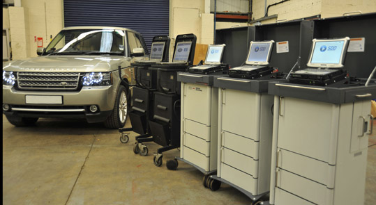 Land Rover Symptom Driven Diagnostic 2 (SDD2) workshop next to car